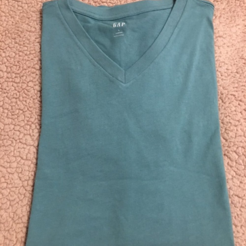 Gap V-Neck T-Shirt  Size Large   NWT